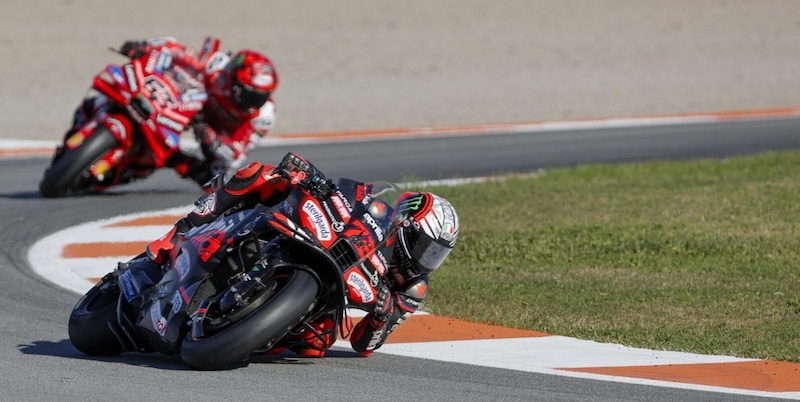 Valencia: Bezzecchi conquista la pole position in MotoGP, Bagnaia al sedicesimo posto
