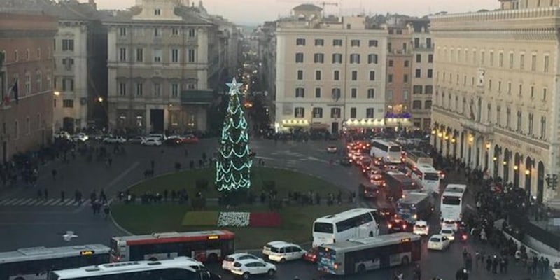 L’automobile privata domina la mobilità italiana: 58% del traffico totale