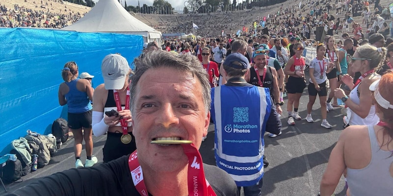 Matteo Renzi, 50 anni, corre la Maratona di Atene: un traguardo personale