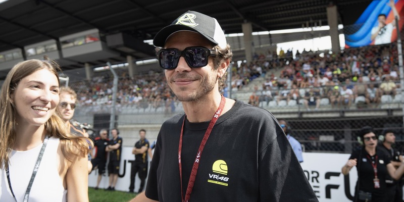 Valentino Rossi conquista la 8 Ore di Indianapolis: primo successo del BMW‑WRT#46 in IGTC