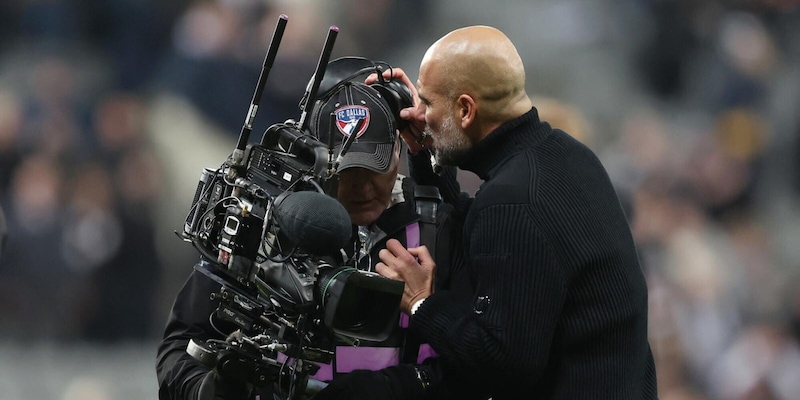 Guardiola si scusa per l'episodio di nervosismo contro Newcastle, coinvolgendo un cameraman