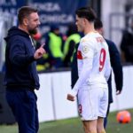 Cagliari in vantaggio ma pareggia: 4 gol, espulsione e errore di Caprile