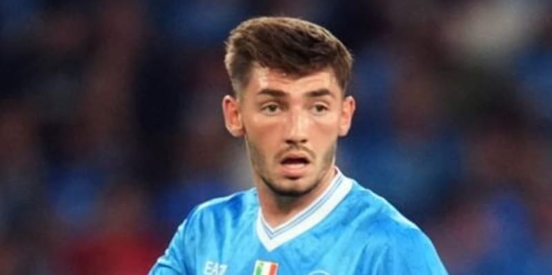 Napoli valuta intervento chirurgico per Gilmour: tempi di recupero ancora incerti