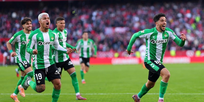 Derby Betis–Siviglia interrotto per lanci di oggetti: caos sul campo