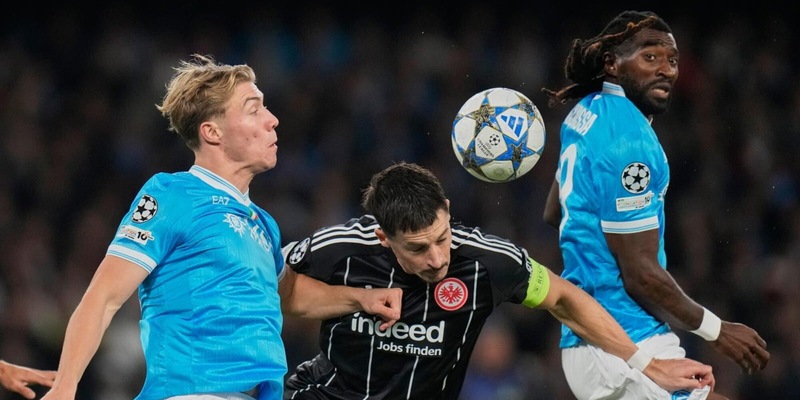 Napoli e Eintracht Francoforte si pareggiano 0‑0 al San Paolo: la squadra di Conte resta a 4 punti
