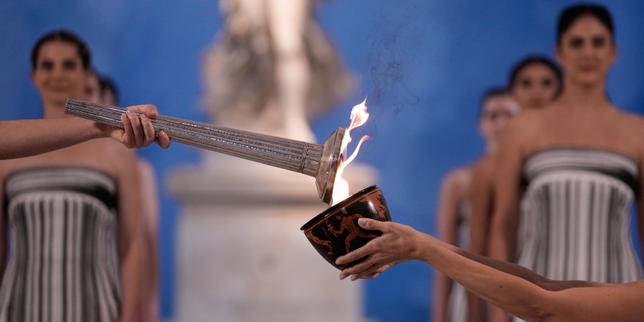 Milano accende la fiamma olimpica: 72 giorni prima delle Olimpiadi invernali 2026