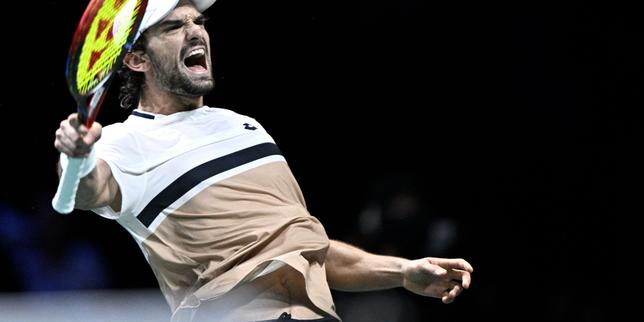 Valentin Vacherot conquista i quarti di finale al Paris Masters, battendo il britannico che aveva eliminato Alcaraz