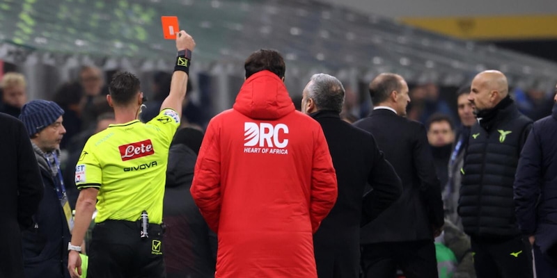 Espulsione a San Siro: Allegri e l’assistente di Sarri sconfitti dal VAR