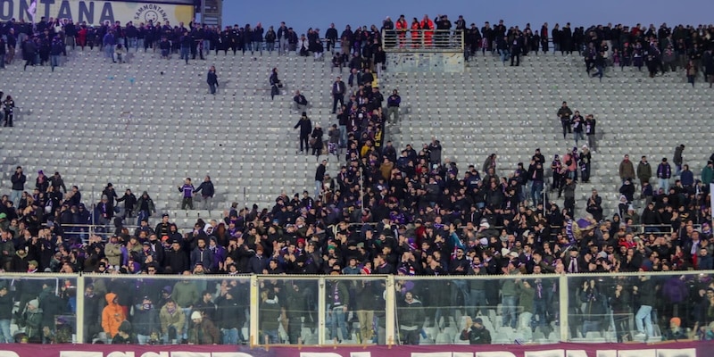 Fiorentina: la Fiesole decide 20 minuti di curva vuota contro l’Udinese per protestare sul terzo cartellino rosso
