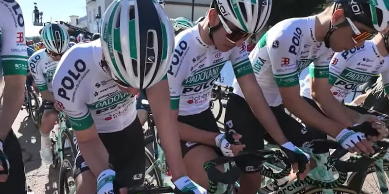 Auto apre fuoco su ciclisti del Team Petacchi al Lago di Garda: incidente terribile