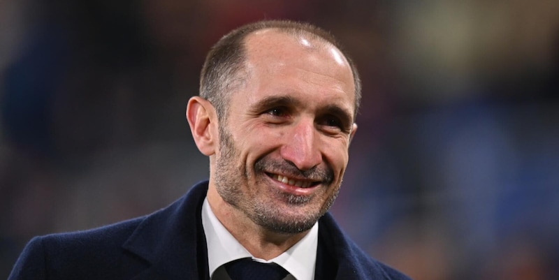 Chiellini premiato come Dirigente dell'Anno: nuove sfide e riflessioni sulla rivalità Juve‑Roma