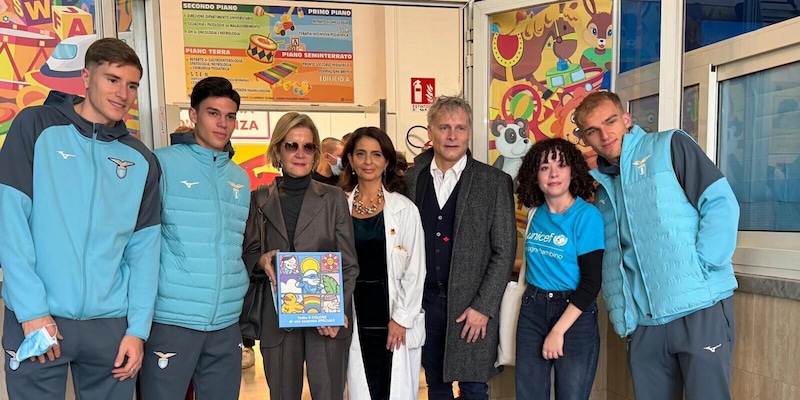 Lazio porta gioia ai bambini dell'Umberto I: Basic, Isaksen e Farcomeni consegnano regali in collaborazione con UNICEF e Clementoni