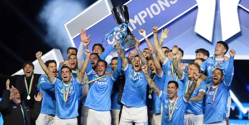Il trofeo della Supercoppa del Napoli in mostra: orari e durata dell’esposizione nello store ufficiale