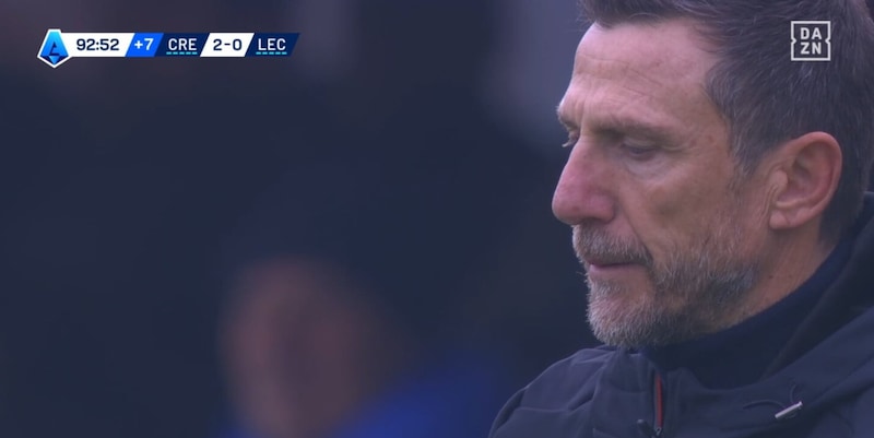 Allenatore di Lecce si isola per un istante: la foto che ha fatto parlare i social