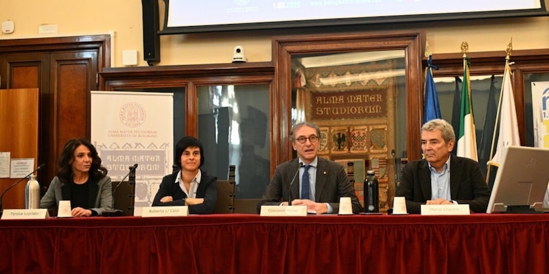 Medaglia astrolabio della Termal Bologna Marathon 2026: un tributo alla città e all'Ateneo