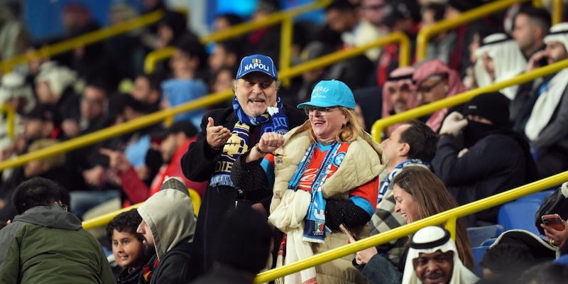 Tifosi bloccati per ore all'aeroporto di Milano: la Lega Calcio offre biglietti e abbonamento DAZN come scuse