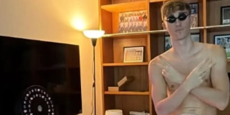 Lumen 2 di Huijsen: la lampada LED che ha fatto parlare di sé tra social media e fisioterapia