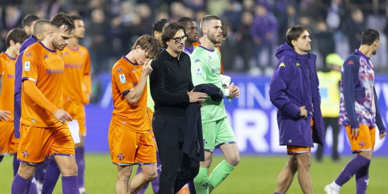 Fiorentina in crisi: sconfitta contro Verona spinge la squadra in ultima posizione e innesca protesti dei tifosi