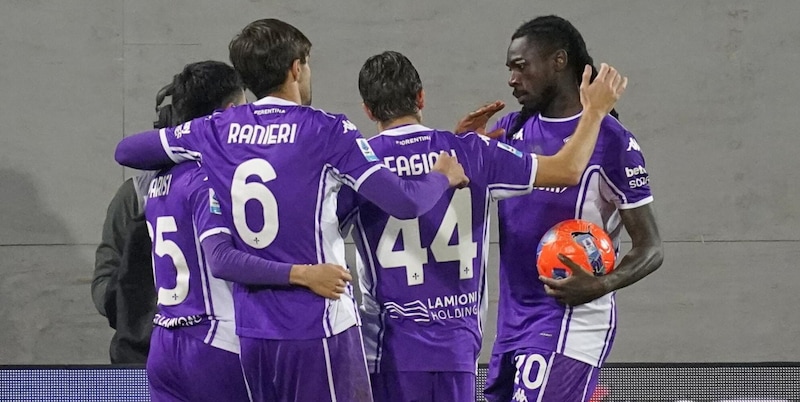 Fiorentina in viaggio verso Parma: Vanoli all'allenamento, Paratici in attesa fino al 2026