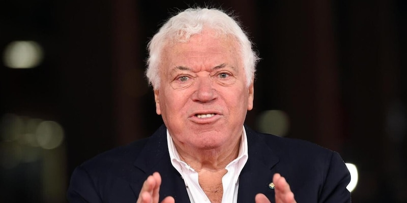 Serie A dedica fascia tribuna a Francesco Pietrangeli durante la partita Lazio‑Milan