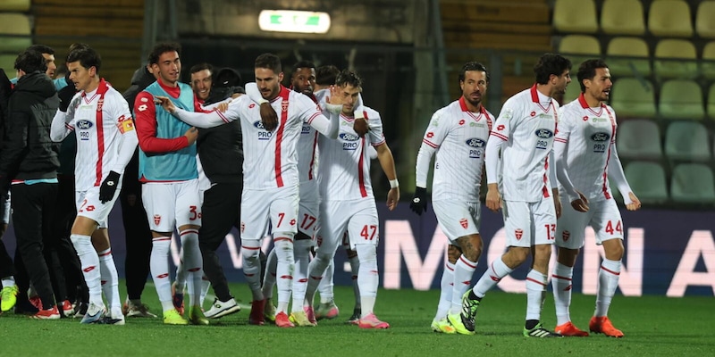 Monza vince a Modena, si conferma primo in Serie A e si assicura il passaggio al Frosinone