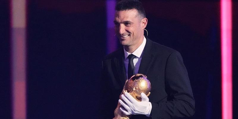 Scaloni indossa guanti bianchi al sorteggio della Coppa del Mondo: un omaggio alla tradizione argentina