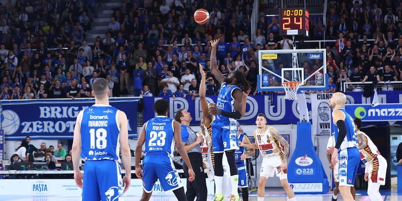 Brescia in testa alla classifica, Napoli sospeso per incidente, Guerri vince su Cantù e domani Milano-Bologna