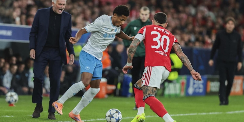 Napoli vince 2-0 al Benfica: Rios e Barreiro, Mourinho batte Conte