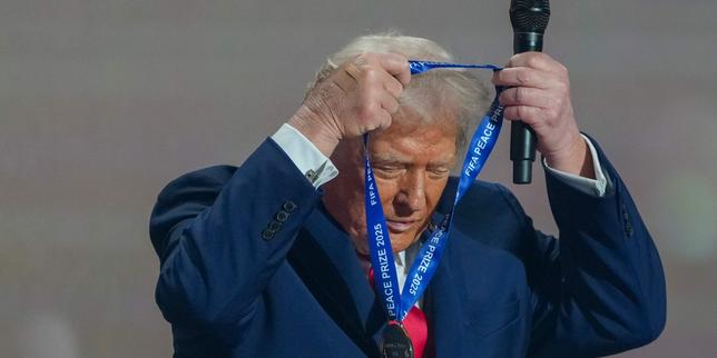 Donald Trump premiato con il primo Premio della Pace FIFA durante il sorteggio della Coppa del Mondo 2026