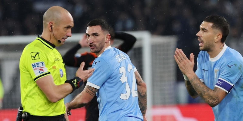 Lazio‑Como: l’arbitro Marco Di Lallo perde lucidità, il rigore assegnato dopo 70 minuti