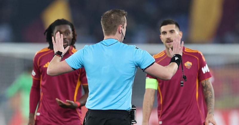 Roma vince all’Olimpico: la moviola svela l’episodio di Wesley e la direzione inglese di Brooks