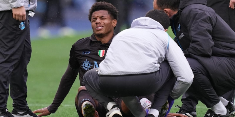 Neres infortunato alla caviglia: il Napoli in attesa di esami prima dell'Inter