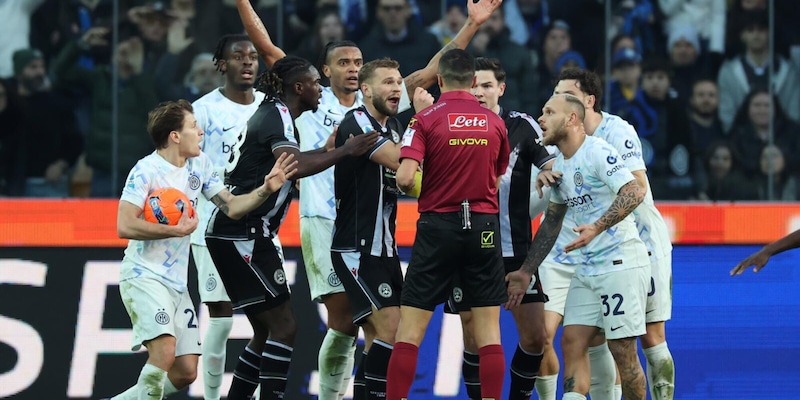 Di Bello al centro del dramma: due decisioni controverse e confusione in Udinese-Inter