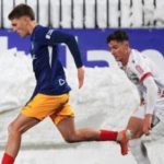 Partita di calcio in Andorra: ritardo di 2 ore per la neve e scontro verbale tra allenatori e arbitro