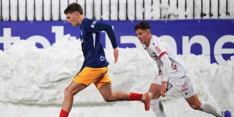 Partita di calcio in Andorra: ritardo di 2 ore per la neve e scontro verbale tra allenatori e arbitro