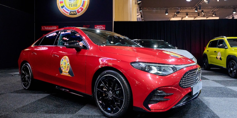 Mercedes CLA premiata Auto dell'Anno 2026, 50 anni dopo la 450 SE