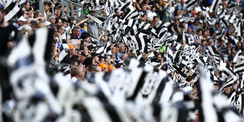 Tifoso Juventus denunciato per aggressione a cappelliera in volo per Cagliari