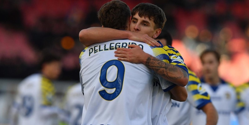 Parma vince 2-1 al Lecce: Pellegrino porta la rimonta, Gaspar e Banda espulsi