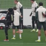 Spalletti calcia Kelly in riscaldamento: video virale prima della Champions League