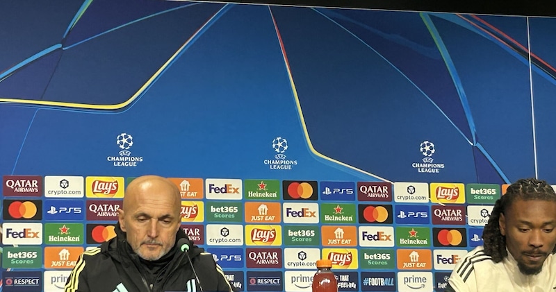 Spalletti fa battuta a presentazione Juventus‑Benfica: scherzo con Thuram e Mourinho