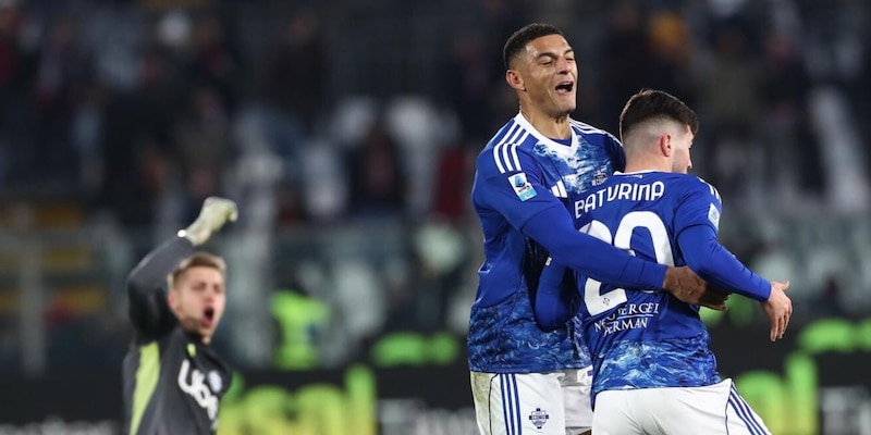 Bologna pareggia 1-1 con Como: Cambiaghi espulso, Baturina salva Fabregas al 94'