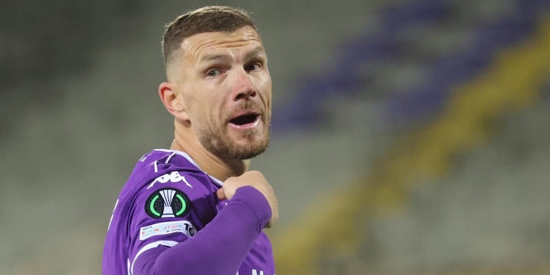 Edin Džeko lascia la Fiorentina per il Schalke 04: nuovo contratto fino a giugno 2025 e ambizione di promozione in Bundesliga