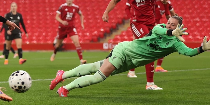 Portiere del Liverpool Women squalificata per commenti razzisti: la Premier League impone la sanzione massima