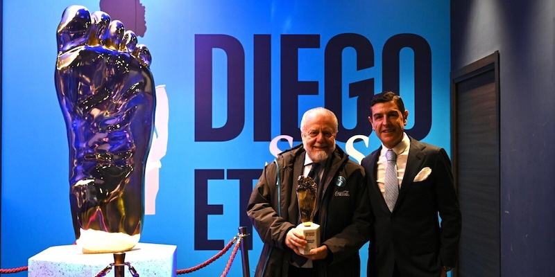 Napoli celebra Maradona con scultura del piede sinistro in piazza