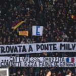 Roma: tifosi in curva sfottano la Lazio con striscione virale a Ponte Milvio