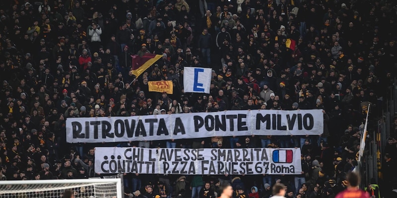 Roma: tifosi in curva sfottano la Lazio con striscione virale a Ponte Milvio