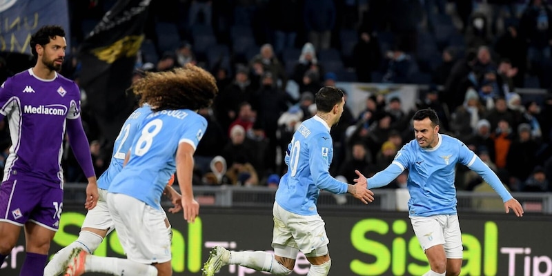 Fiorentina e Lazio pareggiano 1-1 allo Stadio Olimpico: Pedro regala il gol di rigore alla Lazio