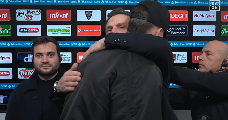 Lecce 1–1 Lazio: Camarda segna e riceve un abbraccio inaspettato da Di Francesco
