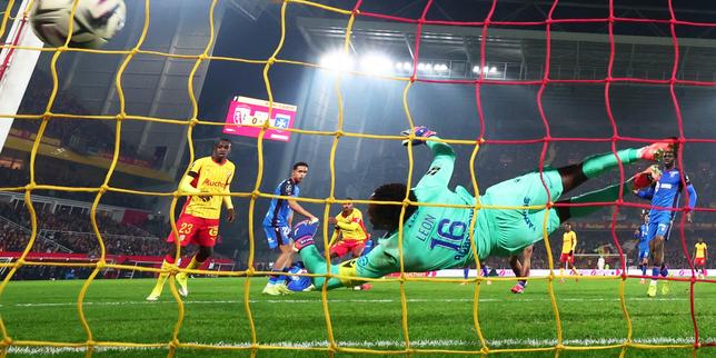 Lens in testa alla Ligue 1 dopo vittoria su Auxerre, mentre Marsiglia e Nice subiscono risultati contrastanti