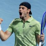 Arthur Géa, l'unico francese a qualificarsi all'Australian Open, sconfigge Jiri Lehecka